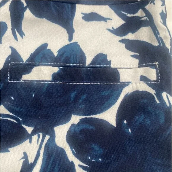 Margaret M Slimming Navy Blue & White Floral Shorts Women Size XS - Picture 5 of 10